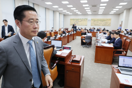 16일 오전 국회에서 열린 교육위원회 전체회의에서 교육위 여당 간사인 이태규 국민의힘 의원이 '취업 후 학자금 상환 특별법 일부개정법률안' 야당 단독 처리에 항의하며 퇴장하고 있다.<연합뉴스>